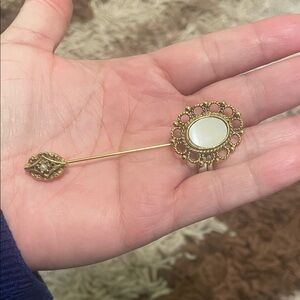 Source Unknown Gold-Tone Stick Pin with Cream Cabochon